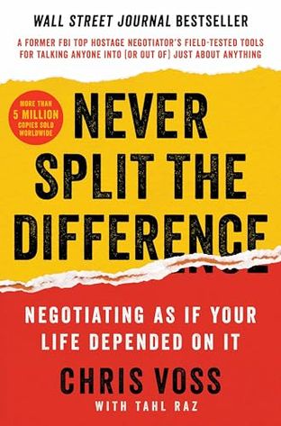 Boekomslag van Never Split the Difference door Chris Voss with Tahl Raz