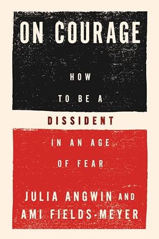 Boekomslag van On Courage door Julia Angwin and Ami Fields-Meyer