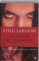 Boekomslag van De Vrouw Die Met Vuur Speelde De Millennium Trilogie door Stieg Larsson